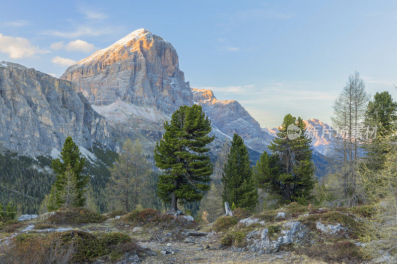 日落时分，Lagazuoi、Tofana di Rozes 和 Cortina 上方的 Alpenglow